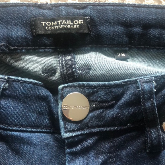 Contemporary jeans. - Picture 5 of 9